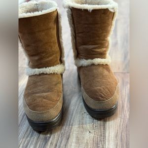 Ugg Sundance boots. Some mild stains otherwise good condition- reflected in $